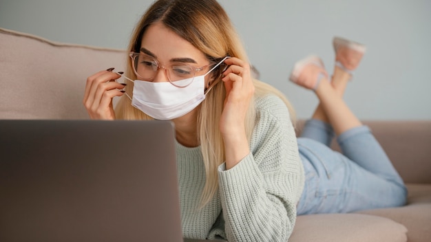 Kostenloses Foto bleiben sie drinnen frau arbeiten von zu hause aus