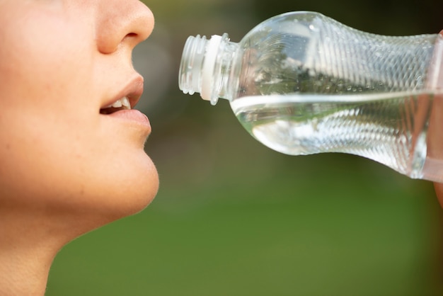 Kostenloses Foto bleibendes hydrat der nahaufnahmefrau