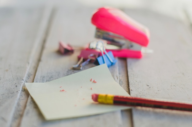 Bleistift mit Radiergummi auf dem Tisch