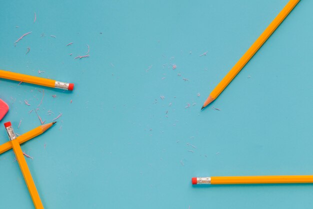 Bleistifte und Radiergummis auf blau