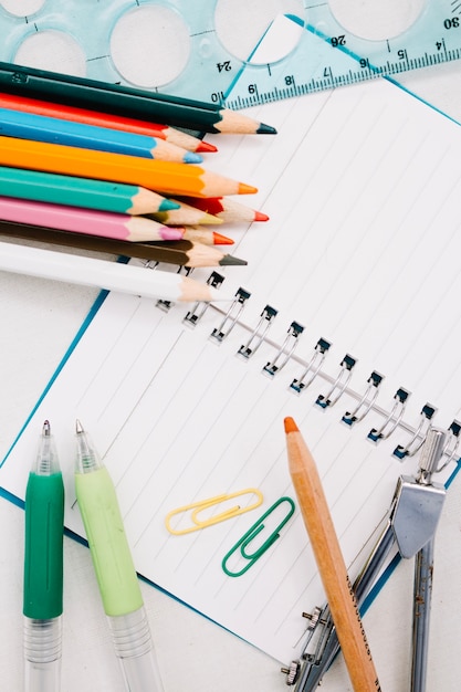 Bleistifte und Stifte auf Notebook