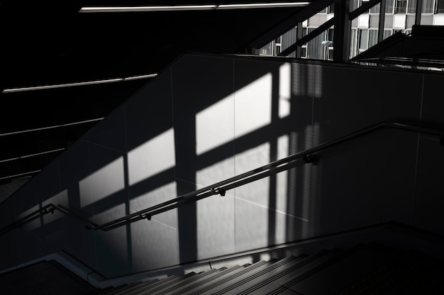 Blick auf abstrakte Tageslichtschatten im Freien