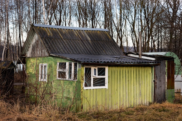 Kostenloses Foto blick auf altes und verlassenes haus in der natur