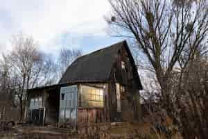 Kostenloses Foto blick auf altes und verlassenes haus in der natur