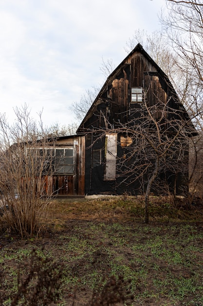 Blick auf altes und verlassenes Haus in der Natur