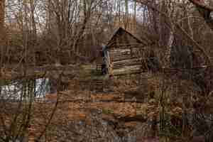 Kostenloses Foto blick auf altes und verlassenes haus in der natur