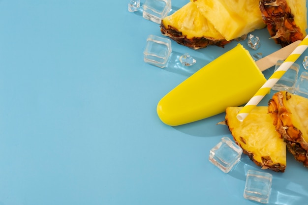 Blick auf Ananas mit Eiswürfeln für den Sommer