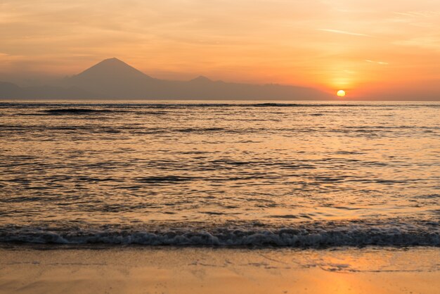 Blick auf Bali Insel bei Sonnenuntergang