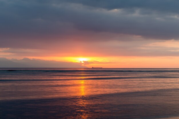 Blick auf Bali Insel bei Sonnenuntergang