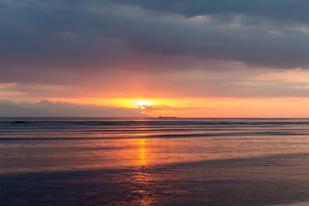 Blick auf Bali Insel bei Sonnenuntergang