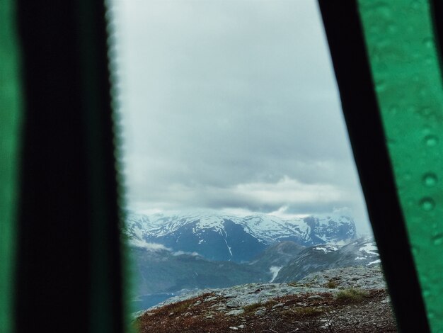 Blick auf Berge mit Schnee durch das Zelt bedeckt