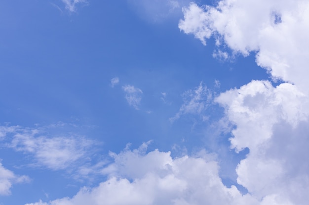 Blick auf blauen Himmel und Wolke