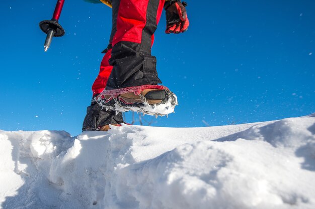 Blick auf das Gehen auf Schnee mit Schneeschuhen und Schuhspitzen im Winter