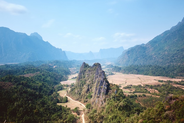 Blick auf das Karstgebirge vom Aussichtspunkt Nam Xay aus unter dem Sonnenlicht in Vang Vieng in Laos
