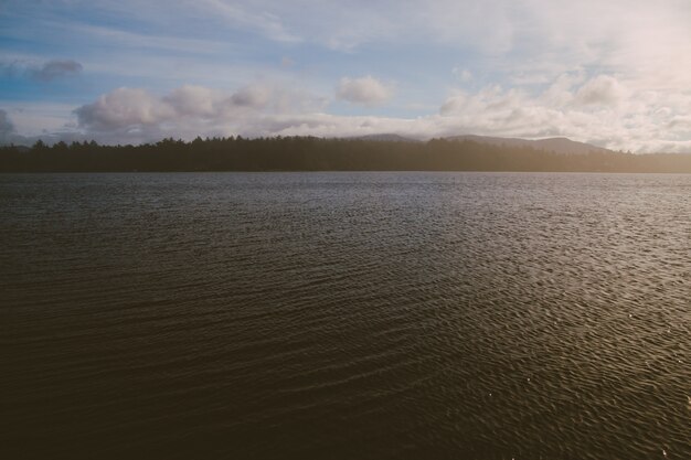 Blick auf das Meer mit Bergen