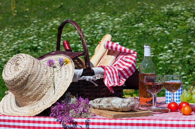 Blick auf das Picknick in den französischen Alpenbergen