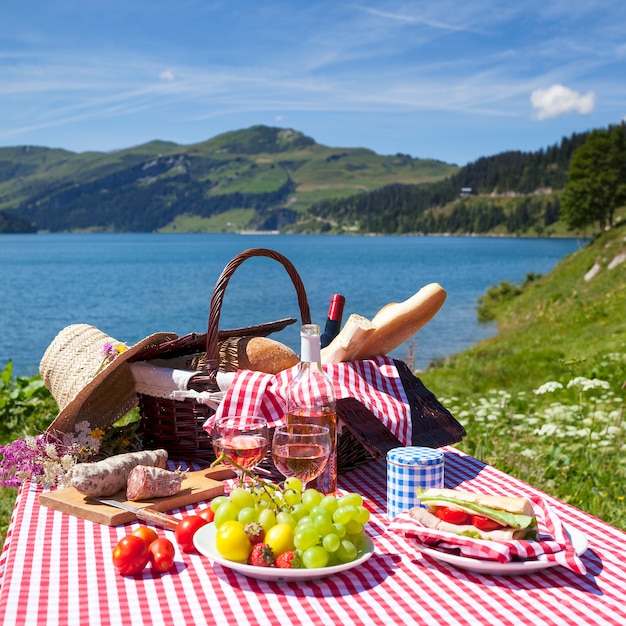 Blick auf das Picknick in den französischen Alpenbergen