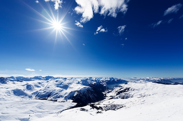 Blick auf das typische alpine Skigebiet und die Skipisten