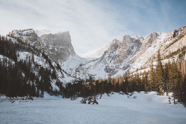 Blick auf den alpinen Dream Lake im Rocky Mountain National Park in Colorado, USA im Winter