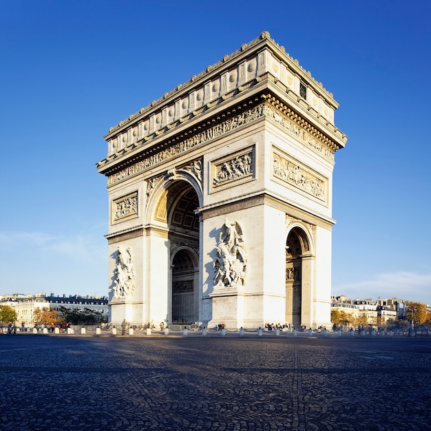 Blick auf den Arc de Triomphe im Morgenlicht