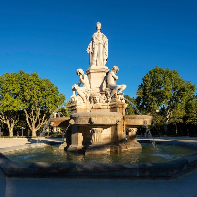 Blick auf den berühmten Brunnen in Nimes