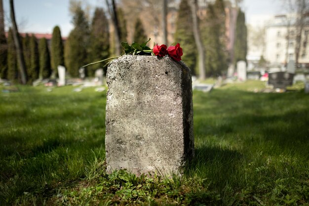 Blick auf den Grabstein mit Blumen