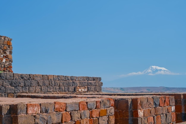 Kostenloses Foto blick auf den herrlichen berg ararat von den mauern der alten festung erebuni, dem königreich urartu im heutigen eriwan, armenien. reisen zu beliebten orten, idee für banner oder postkarten