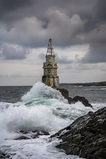 Kostenloses Foto blick auf den leuchtturm bei stürmischem wetter auf dunklem himmelshintergrund