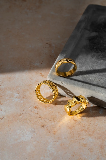 Kostenloses Foto blick auf den luxuriösen goldenen ring auf einem stein- oder betontablett