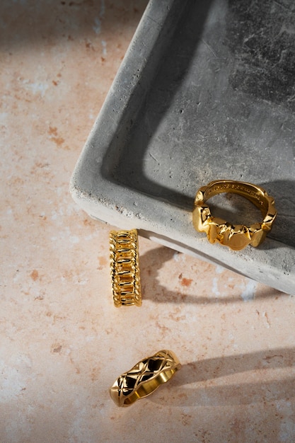 Blick auf den luxuriösen goldenen Ring auf einem Stein- oder Betontablett