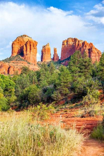 Kostenloses Foto blick auf den sonnenuntergang in der kathedrale rock sedona