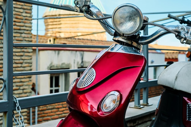 Blick auf die Altstadt von Tiflis Motorroller vor dem Hintergrund der alten Kirche Tourismus und Reisen in Georgien Idee für einen Bildschirmschoner oder Hintergrund