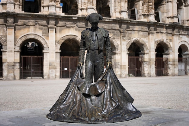 Kostenloses Foto blick auf die berühmte statue vor der arena nimes