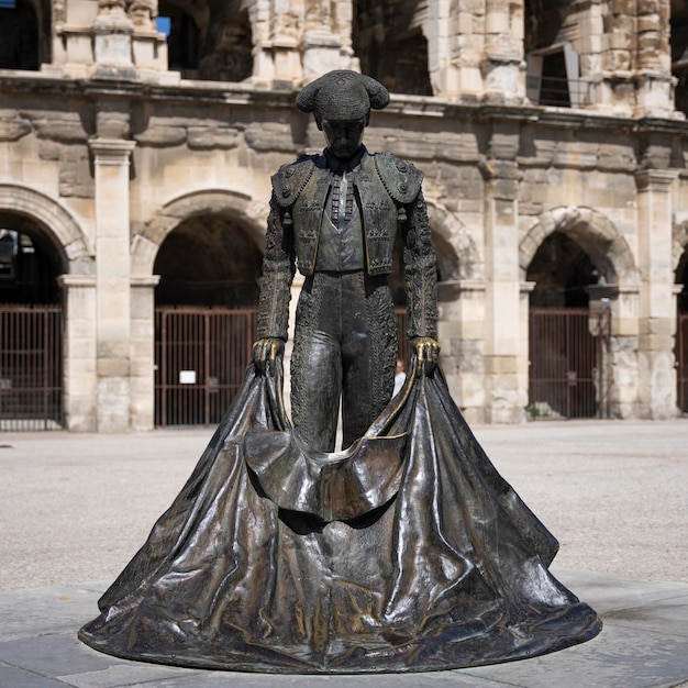 Blick auf die berühmte Statue vor der Arena Nimes