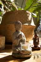 Kostenloses Foto blick auf die buddha-statuette für ruhe und meditation