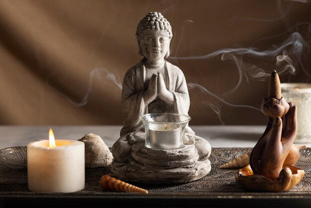 Blick auf die Buddha-Statuette für Ruhe und Meditation