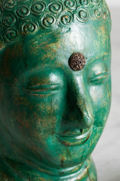 Blick auf die Buddha-Statuette für Ruhe