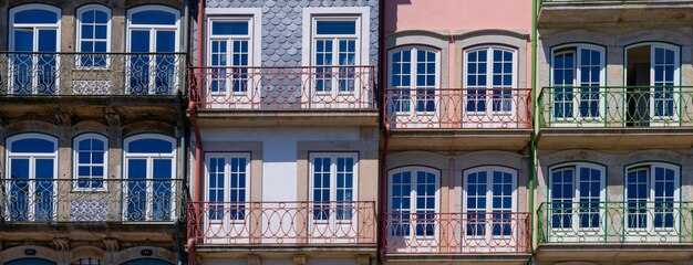 Blick auf die farbenfrohe traditionelle Fassade in Porto, Portugal