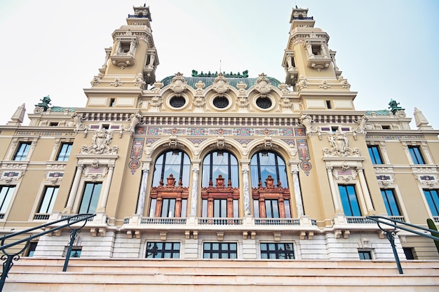 Kostenloses Foto blick auf die fassade des monte-carlo-casinos im klassischen stil in monaco