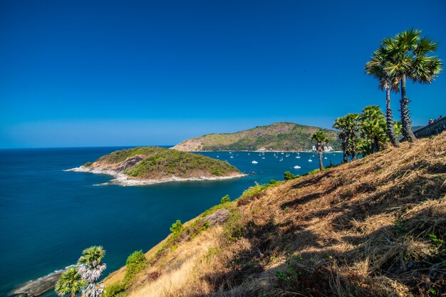 Blick auf die felsigen Klippen und das klare Meer unter der strahlenden Sonne. Promthep Umhang. Aussichtspunkt in Phuket Thailand