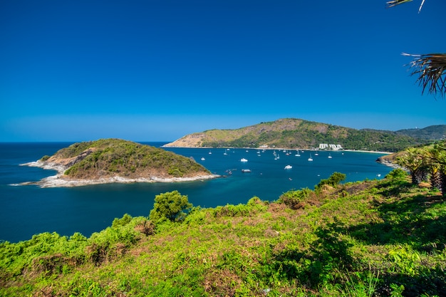 Blick auf die felsigen Klippen und das klare Meer unter der strahlenden Sonne. Promthep Umhang. Aussichtspunkt in Phuket Thailand