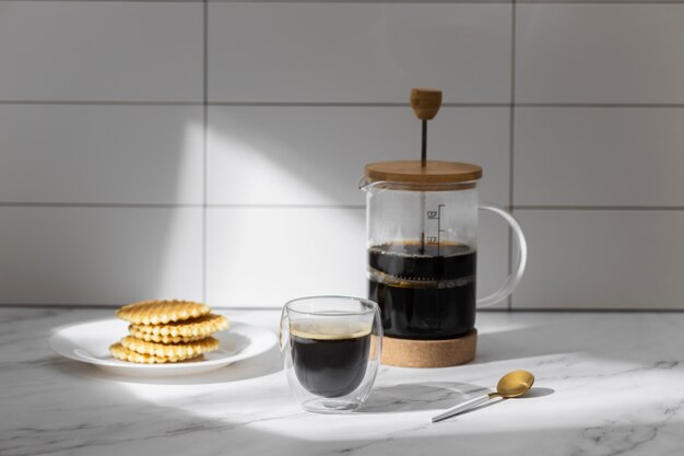 Blick auf die French Press für Kaffee mit Holzbecher