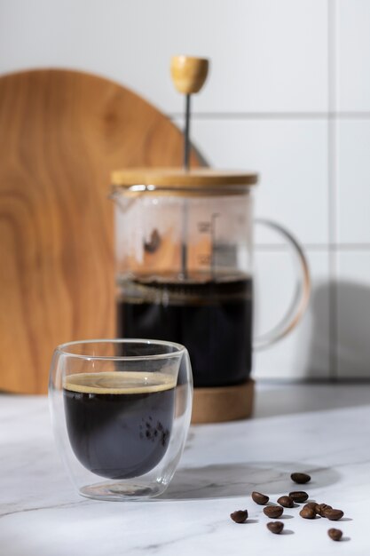 Blick auf die French Press für Kaffee mit Holzbecher