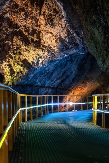 Blick auf die Ialomitei-Höhle im Bucegi-Gebirge Rumänien