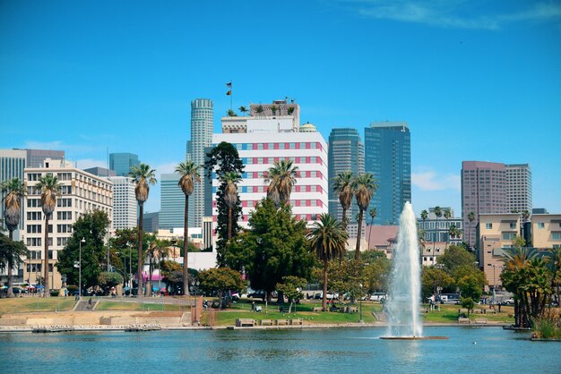 Blick auf die Innenstadt von Los Angeles vom Park mit städtischen Architekturen und Springbrunnen.