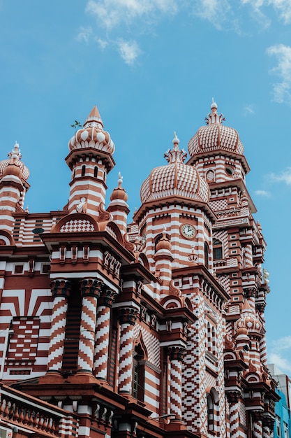 Blick auf die Jami-Ul-Alfar-Moschee in Colombo, Sri Lanka auf einem blauen Himmel backgound