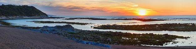 Blick auf die küste des sonnenuntergangs vom strand aus (in der nähe von saint-jean-de-luz, frankreich, golf von biskaya). panorama. Premium Fotos