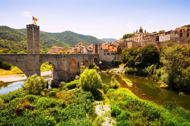 Blick auf die mittelalterliche Stadt mit Brücke