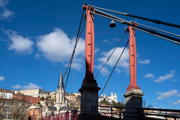 Blick auf die rote Fußgängerbrücke am Fluss Saône in Lyon