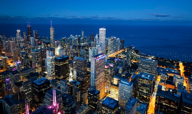 Blick auf die Skyline von Chicago und den See bei Nacht, USA.